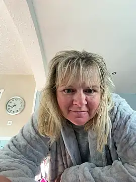 chloefeel online show from June 10, 6:45 am