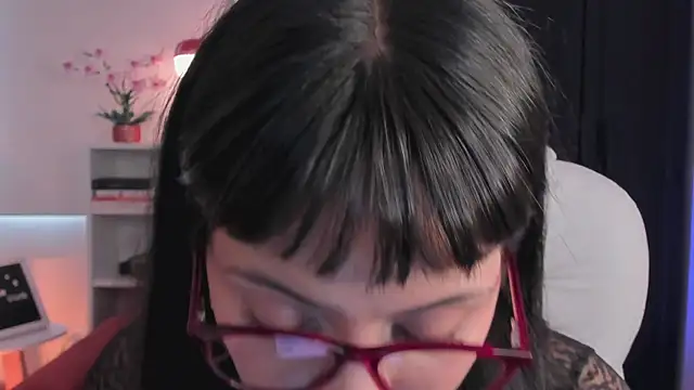 nahiapaws online show from April 1, 2:47 pm