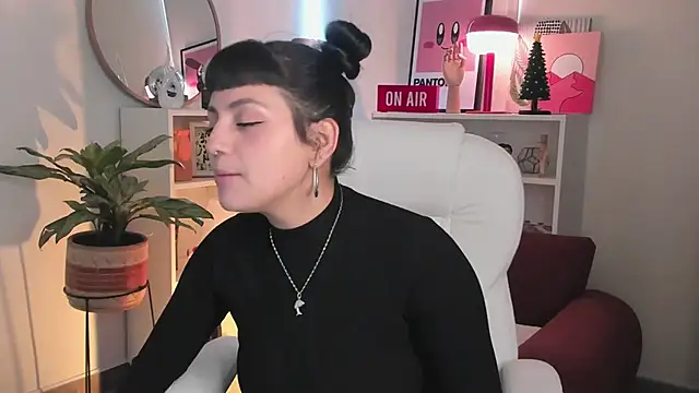 nahiapaws online show from January 8, 6:01 pm