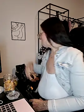 Jujuicy 97 online show from October 29, 7:05 pm