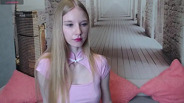 Cutieblondegirl online show from July 28, 7:50 am