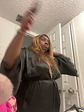 LillShayy online show from December 17, 5:17 pm