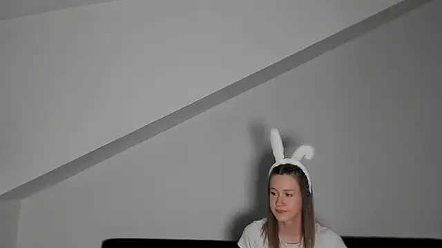 laurasommer online show from April 3, 8:18 pm