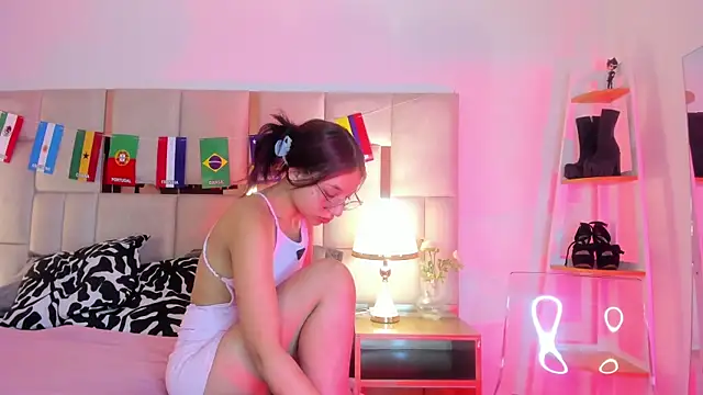 Laura Dicardy online show from July 1, 1:32 pm