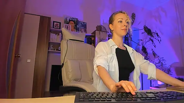 LylithSkye online show from April 3, 3:43 pm