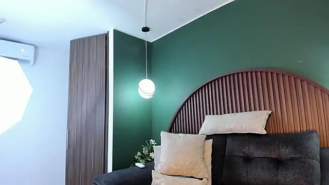 shannel  queen online show from April 17, 9:50 pm