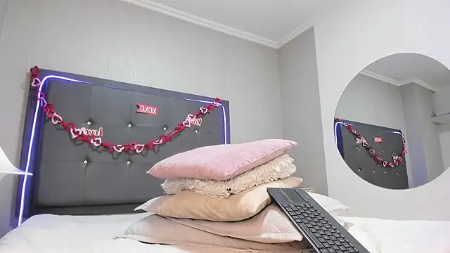 emma lye online show from April 7, 9:06 pm