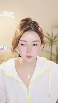 Qiaoqiao  online show from June 8, 3:57 pm