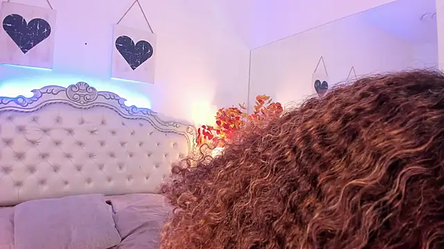 NiaColusi online show from October 8, 8:02 pm