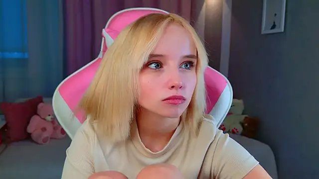 b4by LoL1 online show from March 11, 1:36 pm