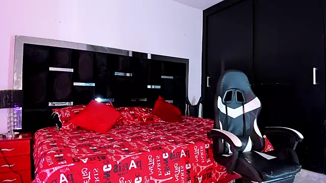 Tasha Sant online show from October 18, 11:39 pm