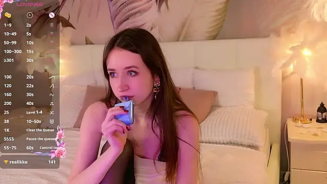 Snapshot of AliceLiddelle chatting on November 22, 10:29 am AliceLiddelle online show from November 22, 10:29 am