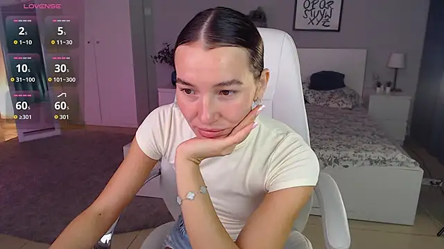 Bellla Haddid online show from October 10, 1:43 am