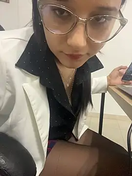 littlemelodi18 online show from December 19, 8:56 pm