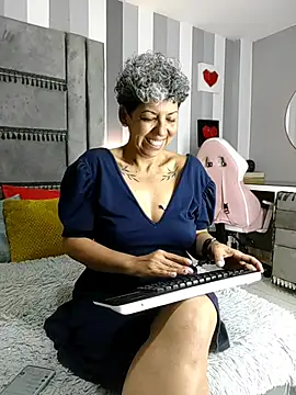 Julianewell online show from December 1, 12:41 pm