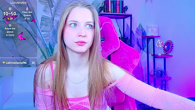 CuteMousee online show from March 11, 9:13 am