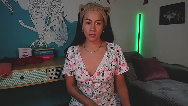 EmiGomez  online show from February 7, 1:04 pm