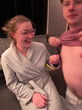 xX HotCouple Xx online show from December 21, 9:30 pm