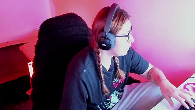 bonnie moon  online show from April 13, 6:41 pm