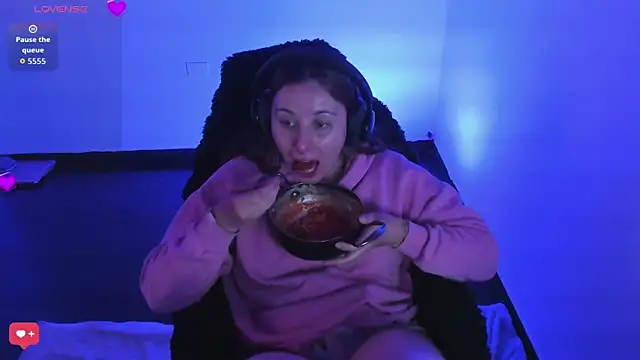 bonnie moon  online show from March 26, 4:31 pm