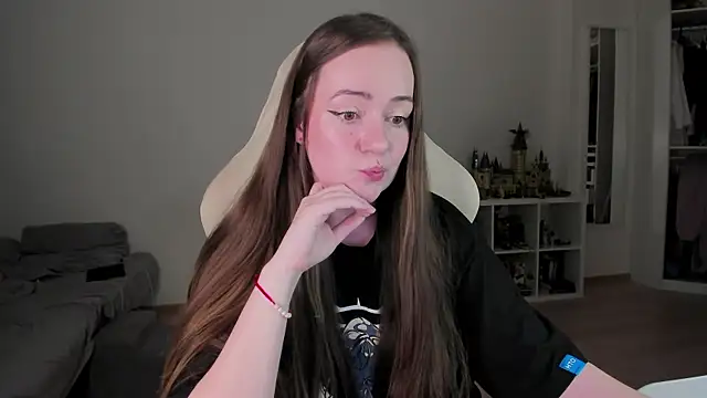 WalkingGirl online show from April 8, 6:21 pm