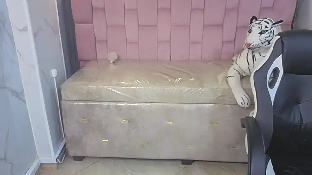 Violeth b online show from March 10, 1:15 pm