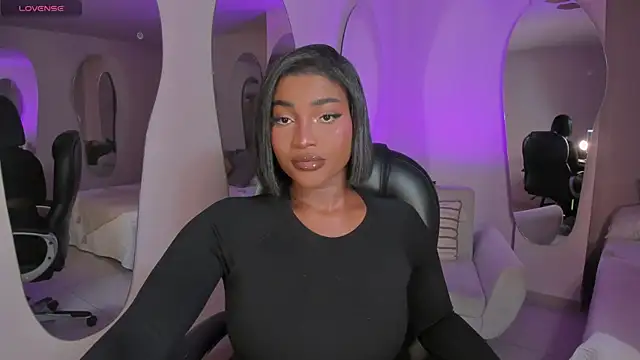 SavannahStorm online show from April 12, 12:30 pm