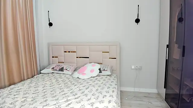 Lola Peach online show from December 15, 3:01 am