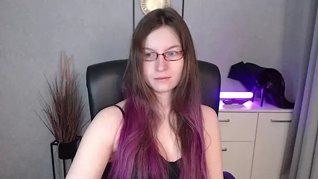 emmaxDelight online show from December 18, 7:02 am