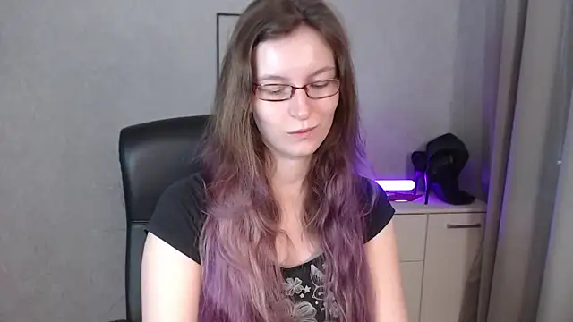 emmaxDelight online show from September 19, 5:50 am