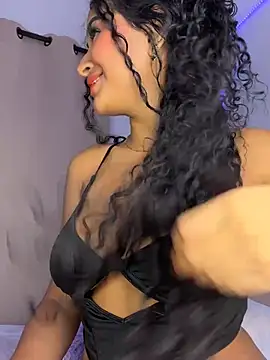 quianna  online show from April 18, 7:07 pm