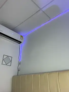 quianna  online show from April 18, 7:58 pm