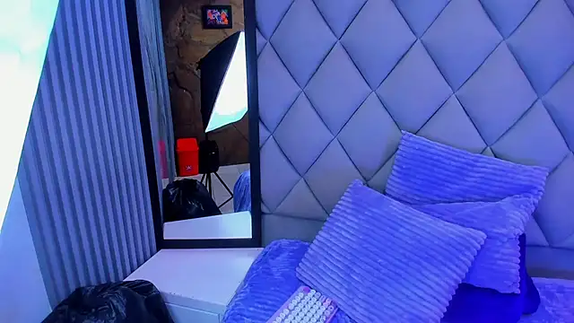 venusowen  online show from December 1, 1:36 pm