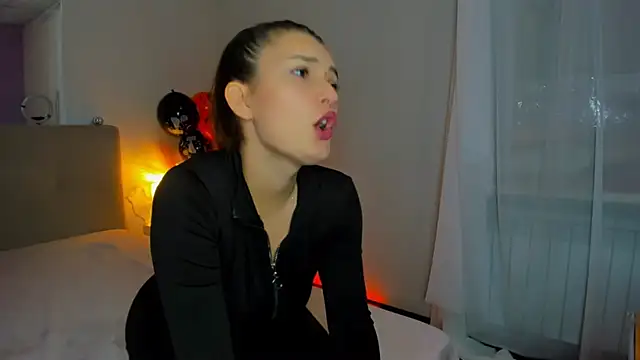 Laura Leee online show from November 3, 7:01 am