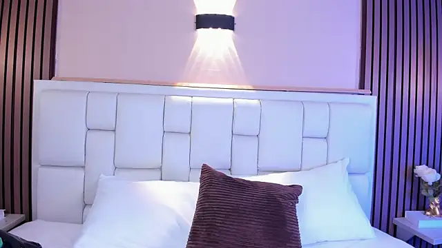 AvyMilton online show from April 18, 11:35 am