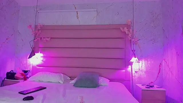 MelaniieRoux online show from November 29, 8:13 pm