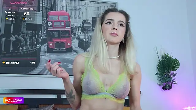 Sarah-Hart online show from November 26, 2:18 pm