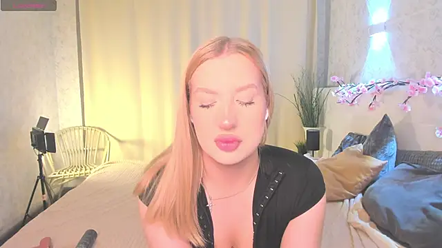 Emma  Leee online show from April 20, 1:08 am