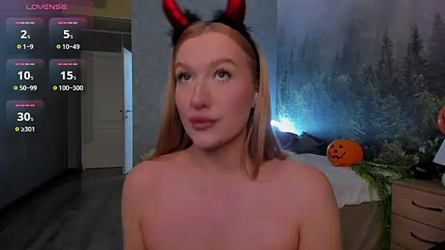 Emma  Leee online show from October 30, 1:30 am