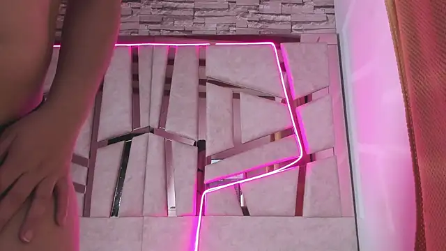 mia and austin online show from January 10, 1:10 am