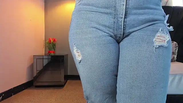 MAHIASMITH13 online show from February 21, 1:23 pm