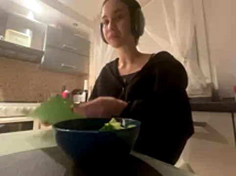 Roxie Mils online show from October 27, 7:19 pm