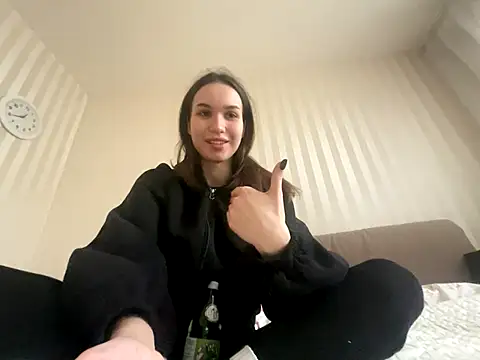 Roxie Mils online show from November 18, 9:43 am