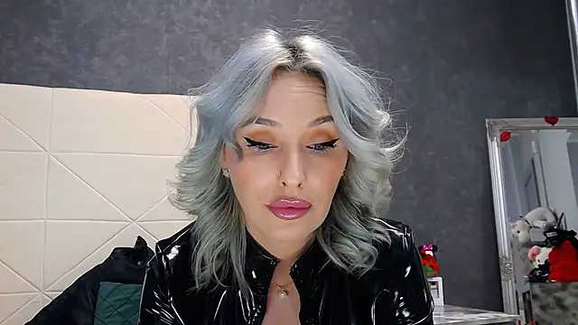 IssaSmith online show from April 18, 6:49 am