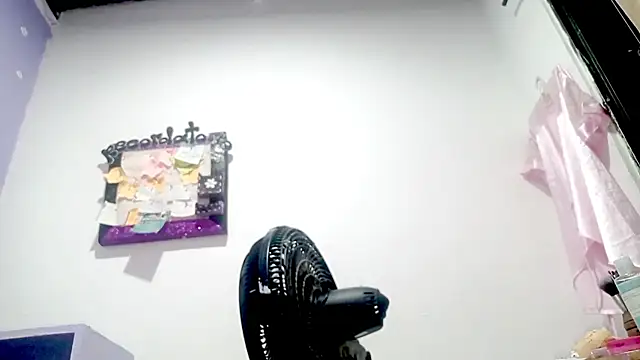 PetiteIvoryQueen19 online show from April 1, 4:46 am