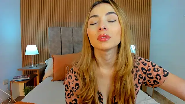 StacyWoods online show from September 15, 8:05 pm