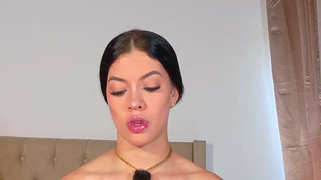 GeorginaHills online show from March 2, 9:10 pm