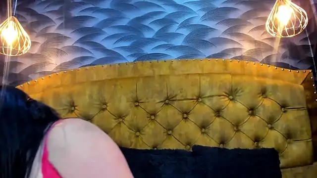 NahomiFireSex online show from April 18, 5:21 am