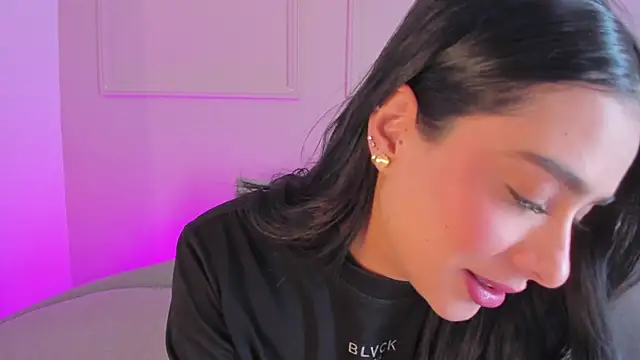 victoria milann online show from December 5, 8:10 pm