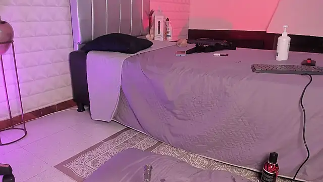 Lizzie-Evans online show from April 3, 1:42 pm